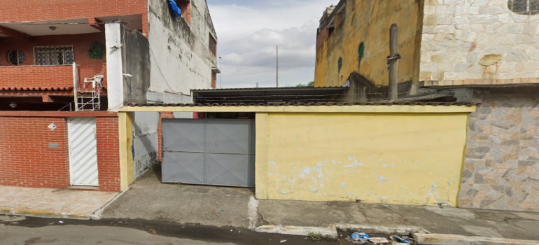e nos fundos com herdeiros de Ignácio de Oliveira ou sucessores com uma área de 432 · 00m². Conforme Consta Na Matrícula N° 23.568 do Cartório do 3º Oficio de Registro de Imóveis de Duque de Caxias, RJ